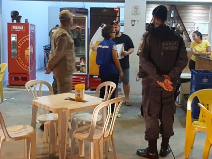 PM atuando no fechamento de estabelecimentos comerciais na área do 13º Batalhão